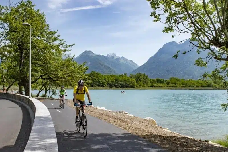 Exploration pittoresque le tour du lac d'Annecy à vélo