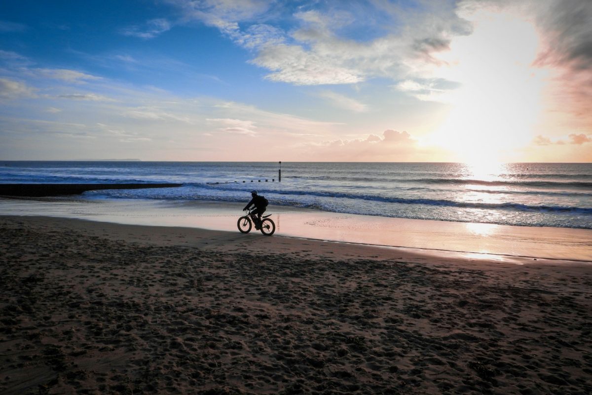 un cycliste qui pédale sur une plage