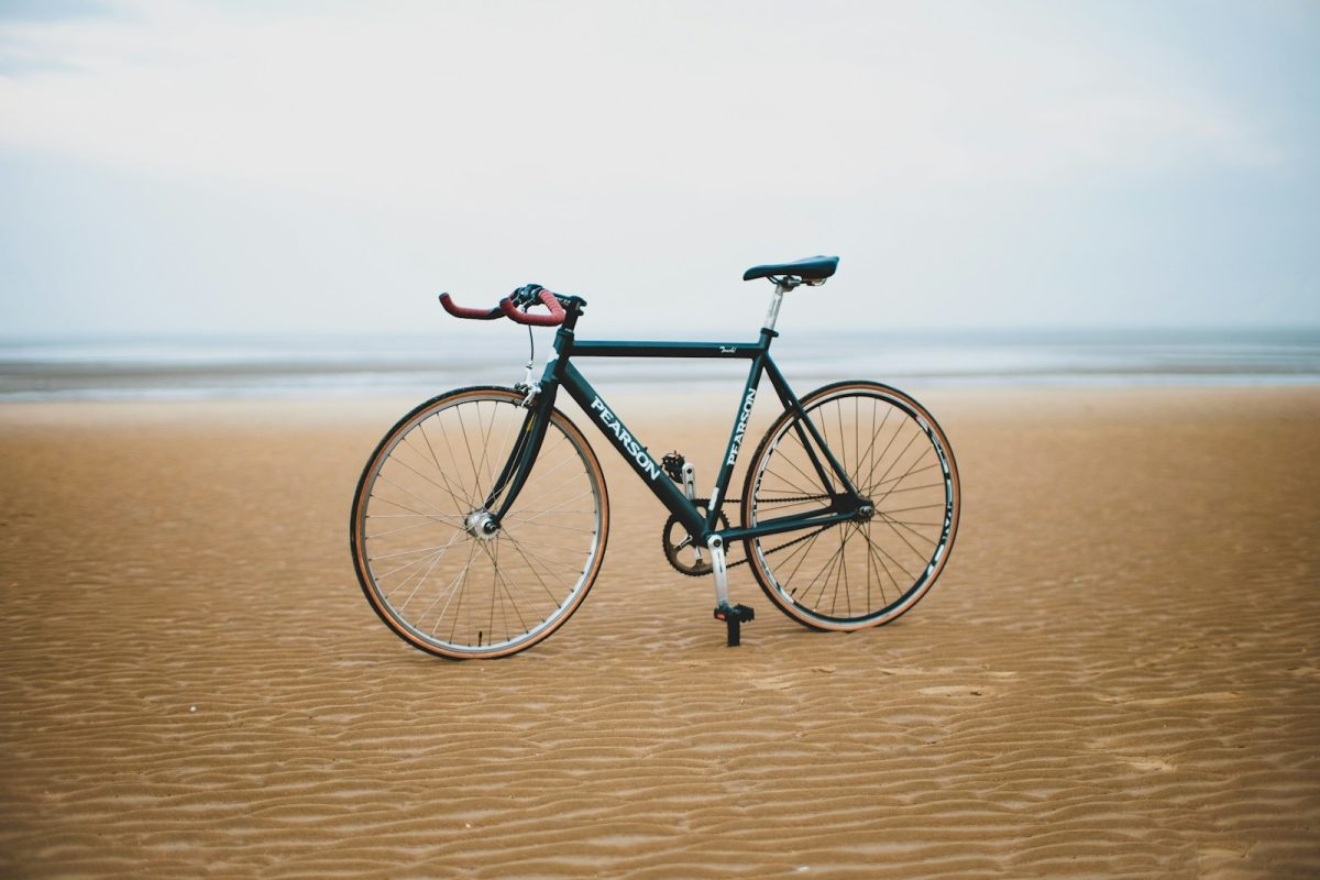 un vélo sur une plage